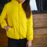 Осенне-весенняя желтая курточка с Aliexpress за 800 рублей